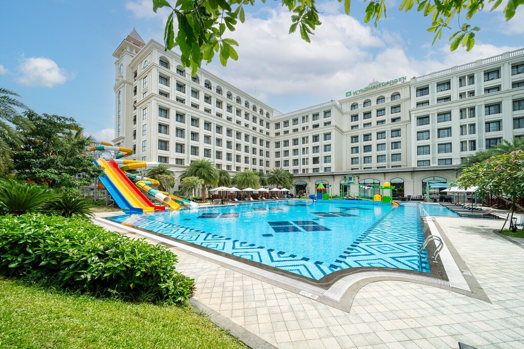hồ bơi ngoài trời và khu vui chơi trẻ em