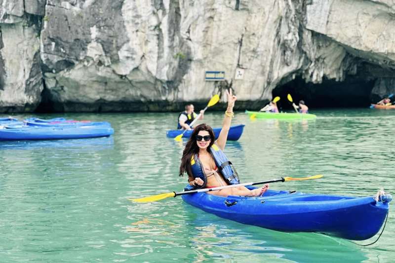 Hoạt động chèo thuyền Kayak khám phá vẻ đẹp kỳ ảo của Hang Luồn