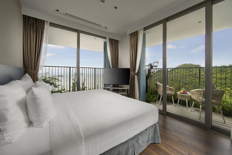 Phòng nghỉ tiện nghi với tầm nhìn hướng vườn và biển tại Hải Tiến Resort
