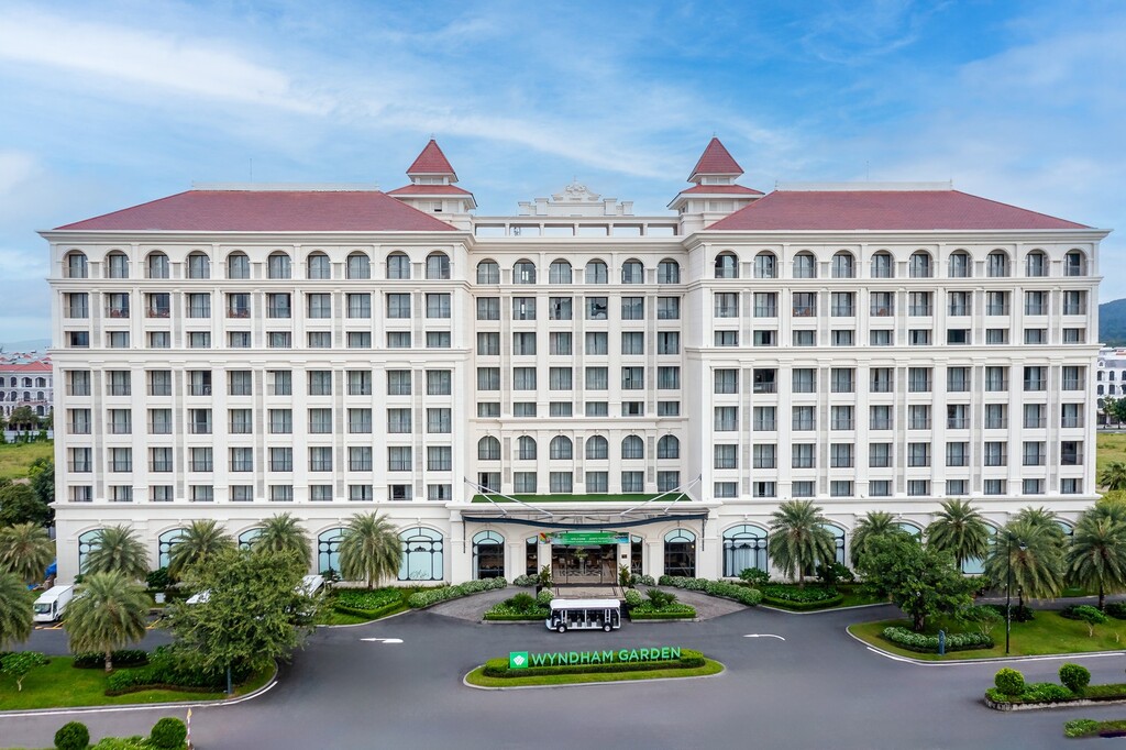 hòng Superior hướng vườn với ban công và bàn ghế
