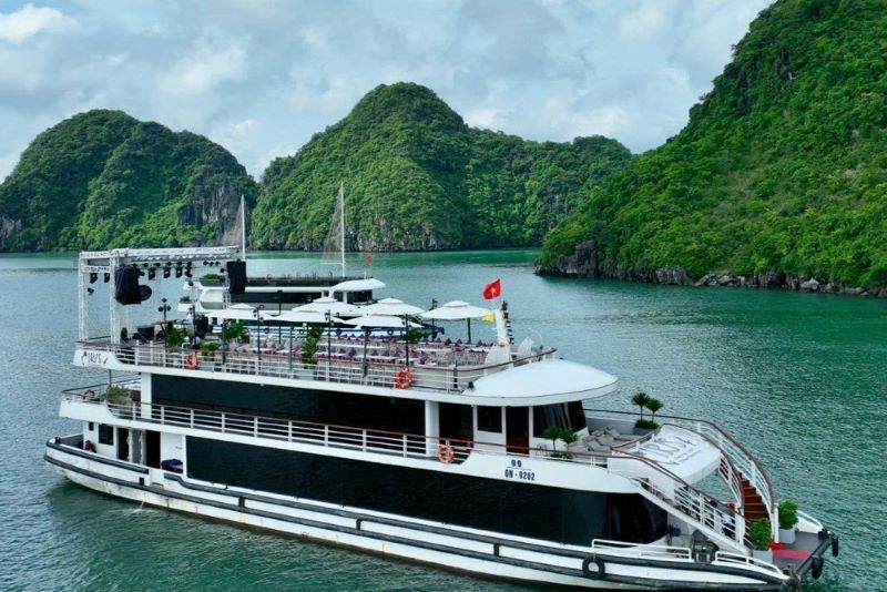 Du thuyền Iris Hạ Long sang trọng giữa không gian vịnh xanh biếc