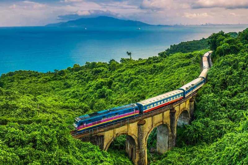 Tàu SE chạy qua đèo Hải Vân nhìn ra vịnh Lăng Cô buổi chiều