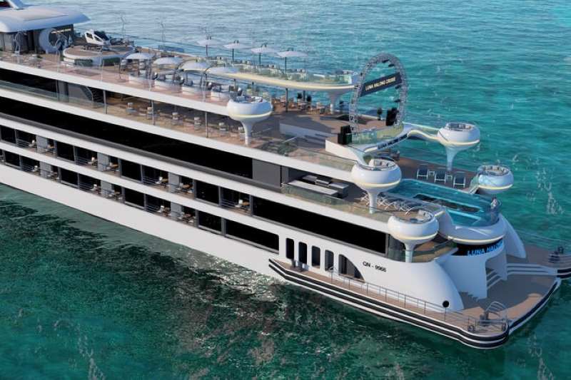 Du thuyền Luna Hạ Long lướt trên mặt biển xanh ngắt