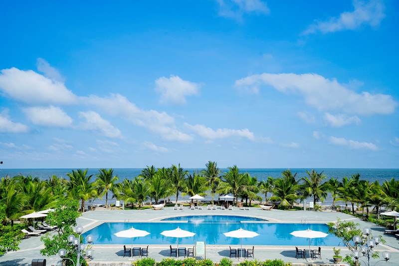 "Hồ bơi rộng lớn là điểm nhấn thu hút du khách tại Hải Tiến Resort