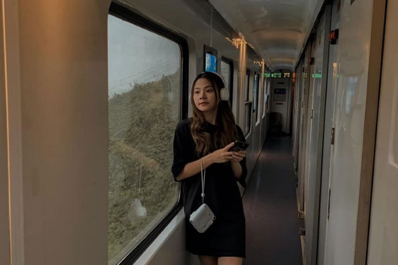 Cảnh đồng bằng Bắc Trung Bộ nhìn từ cửa sổ toa tàu buổi chiều
