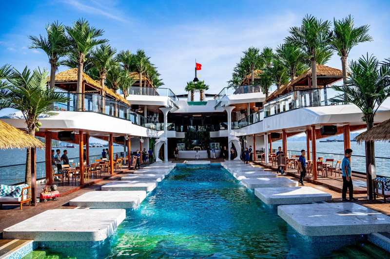 Du thuyền Dolphin Hạ Long neo đậu giữa những đảo đá vôi kỳ vĩ lúc hoàng hôn