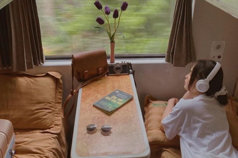 Cửa sổ toa tàu nhìn ra biển xanh đoạn đường qua vịnh Lăng Cô