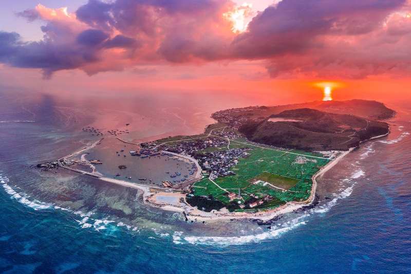 Hoàng hôn buông xuống trên Cổng Tò Vò đảo Lý Sơn
