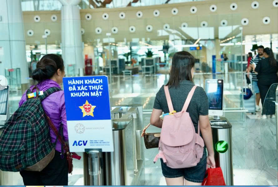 Từ ngày 1/12, hành khách tại tất cả sân bay trên toàn quốc có thể trải nghiệm bay gọn nhẹ từ A đến Z với VNeID hoặc tại kiosk tự phục vụ.