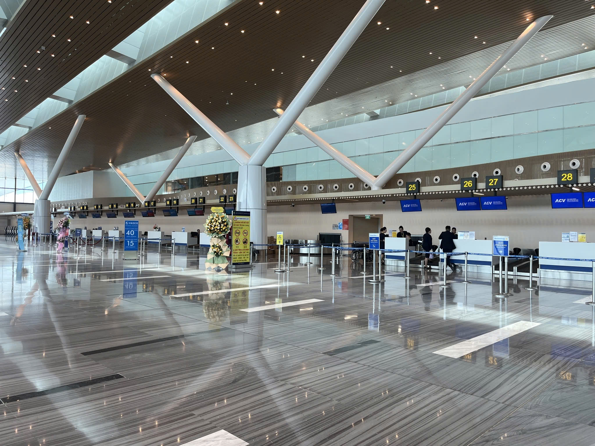 Từ 1/12: Hành Khách Không Gửi Hành Lý Sẽ Làm Thủ Tục Bằng VNeID Hoặc Tại Kiốt Tự Phục Vụ