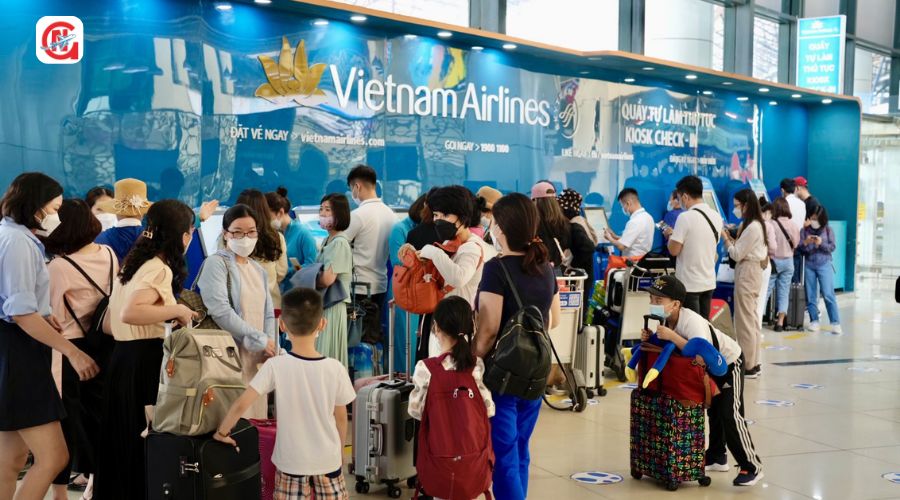 Mang đầy đủ giấy tờ tuỳ thân và cập nhật tình trạng chuyến bay liên tục