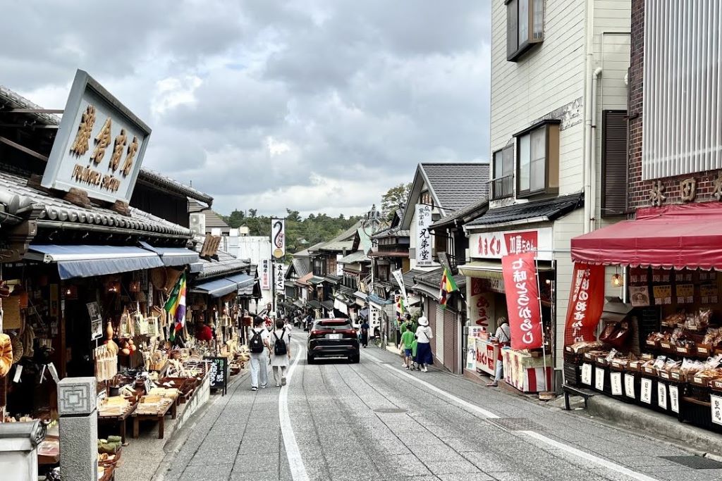 on phố cổ Omotesando tại Narita với các cửa hàng gỗ truyền thống