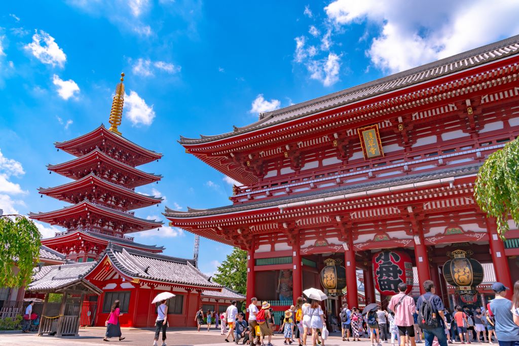 kinh nghiệm du lịch Narita tự túc chụp tại khuôn viên đền cổ kính