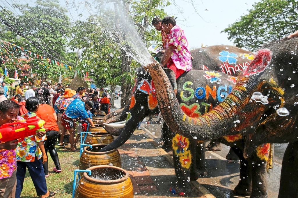 du khách hào hứng tham gia lễ hội té nước Songkran trên đường phố Bangkok
