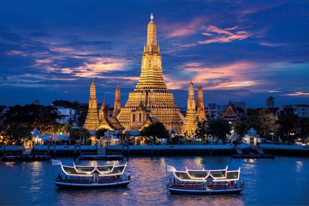 toàn cảnh thủ đô Bangkok với các ngôi chùa tháp vàng bên dòng sông Chao Phraya