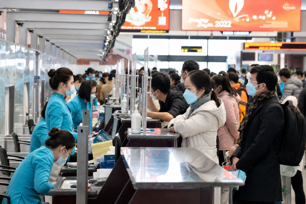 hành khách làm thủ tục chuyến bay nội địa tại sân bay