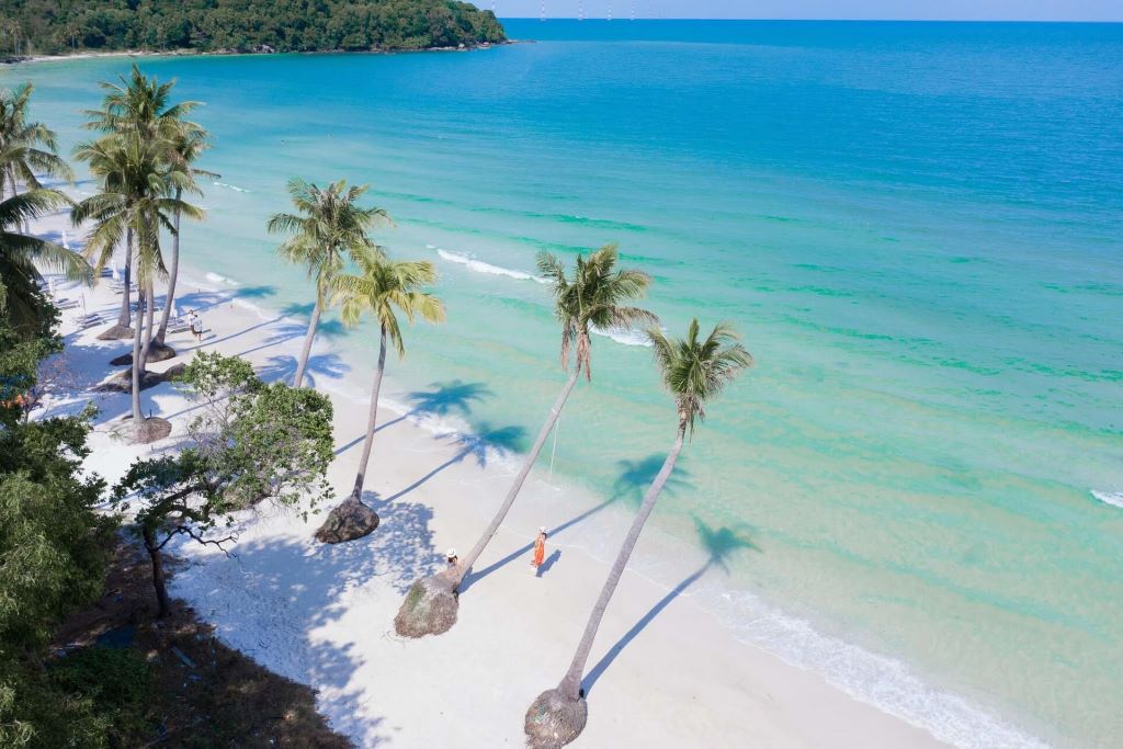 Du khách check in tại bãi Sao Phú Quốc với làn nước biển trong xanh