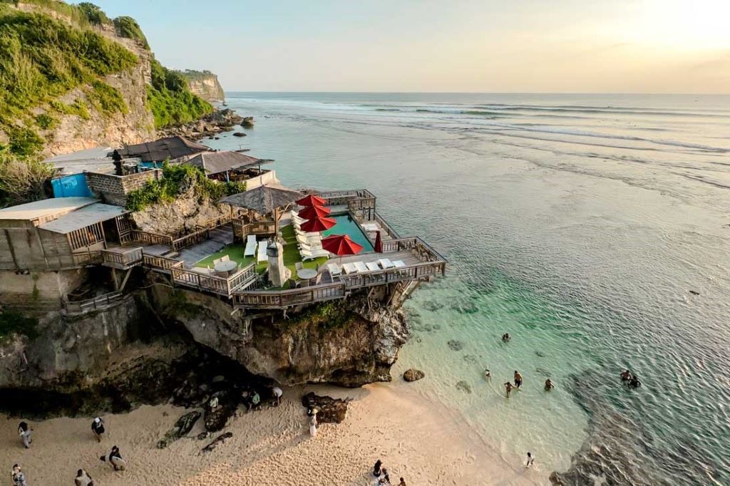 bãi biển Uluwatu Bali trong vắt dưới ánh nắng mùa khô rực rỡ
