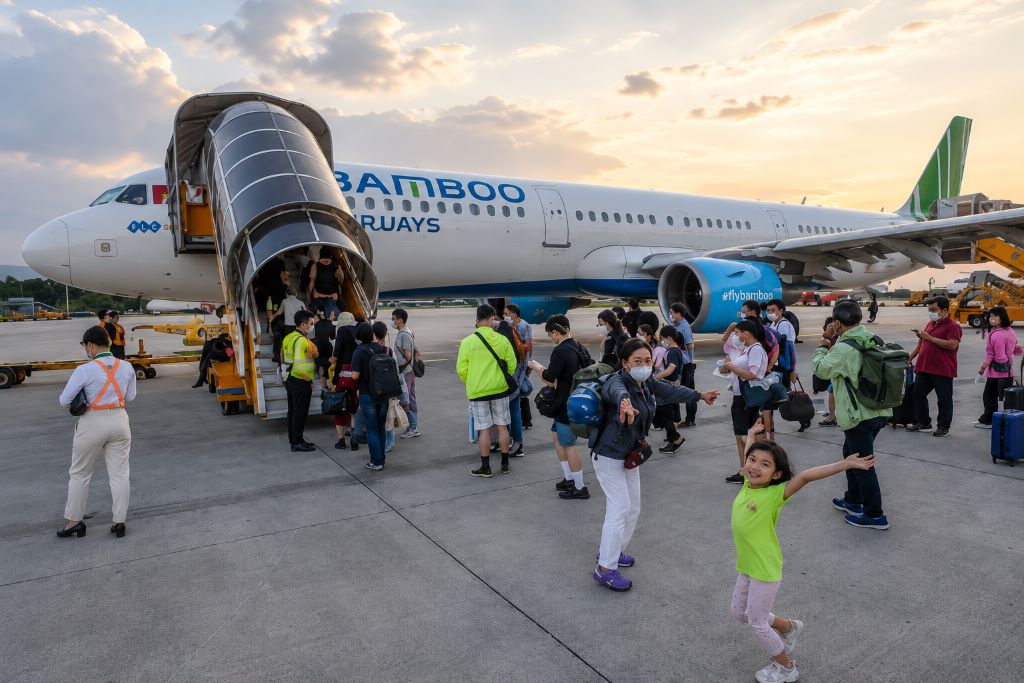hành khách tìm kiếm vé máy bay Bamboo Airways trực tuyến trên hệ thống đặt vé