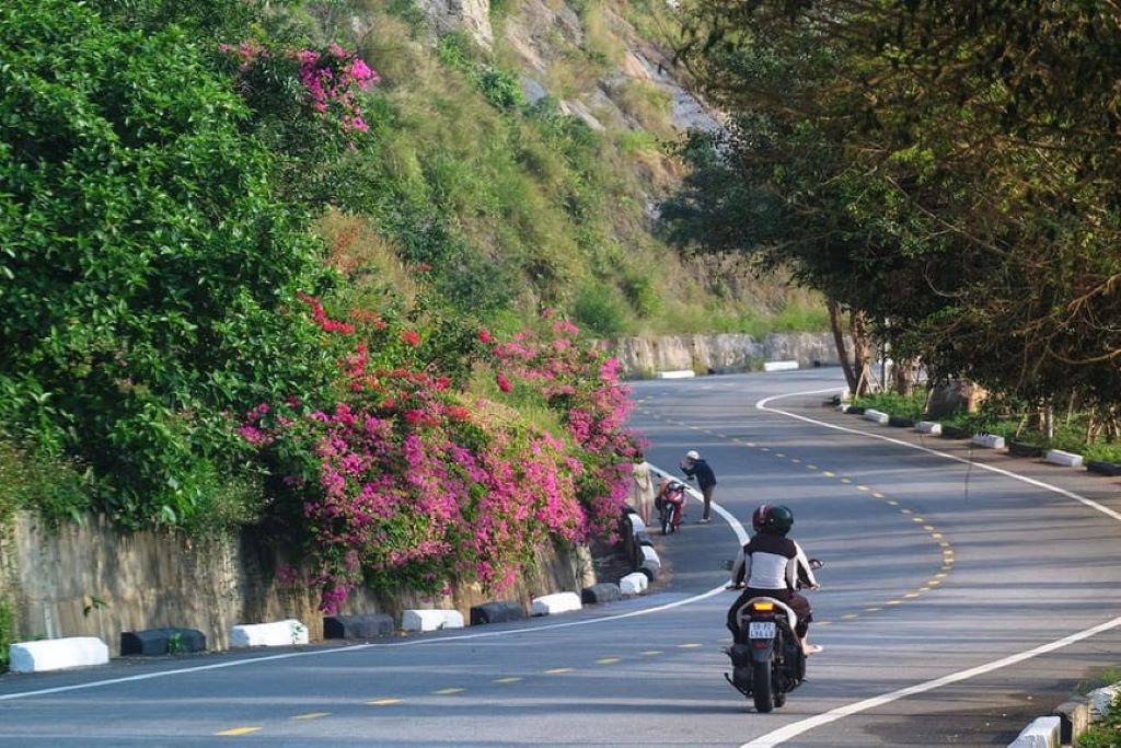 Du khách di chuyển bằng xe máy trên con đường ven biển Võ Nguyên Giáp tại Đà Nẵng