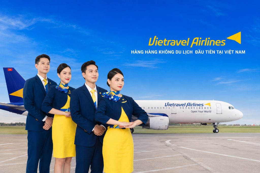 hành khách làm thủ tục vé máy bay Vietravel Airlines tại sân bay