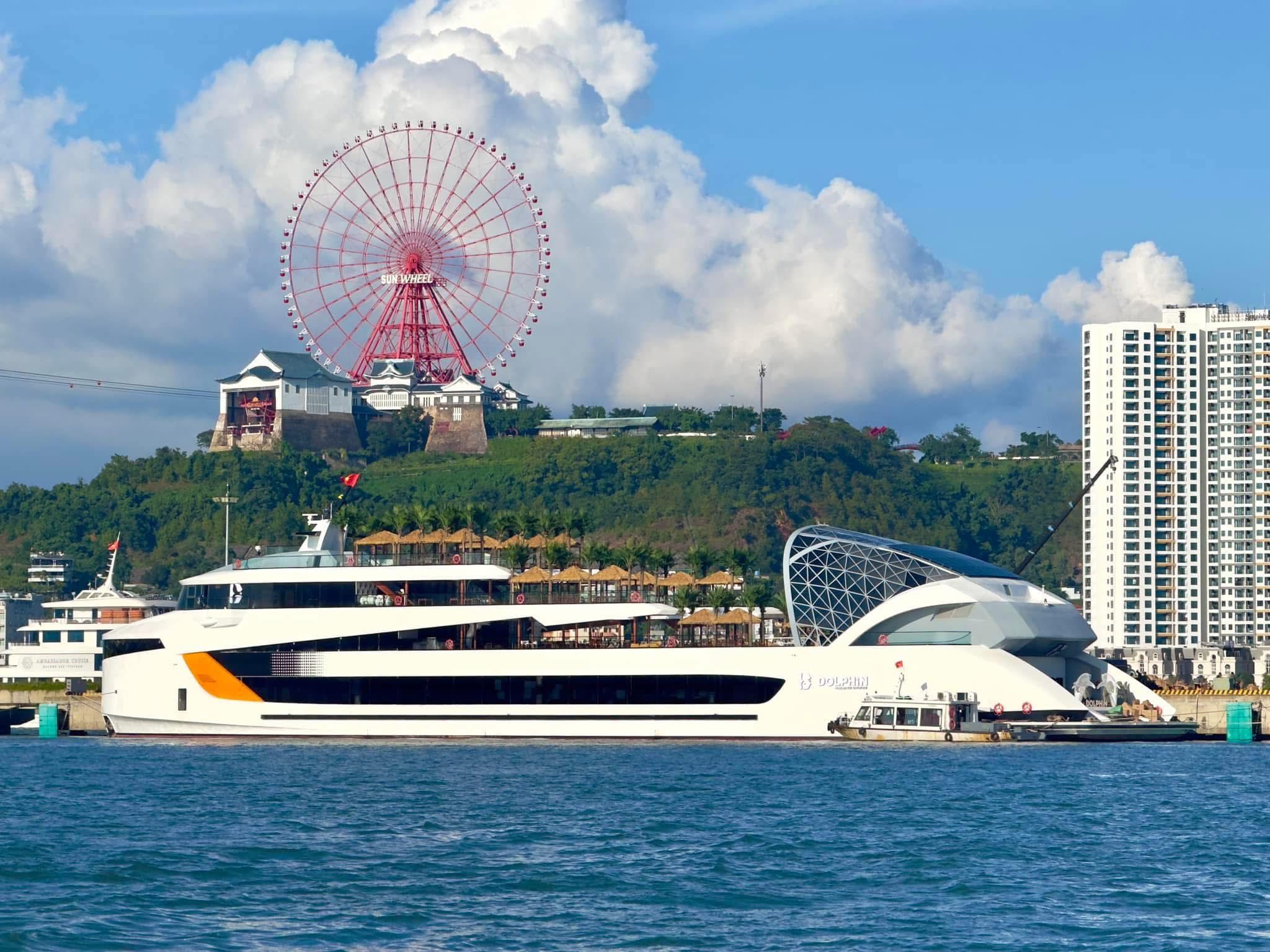 Du Thuyền Dolphin( hải trình tối): gồm có một bũa buffe tối, ca nhạc trên Vịnh Hạ Long